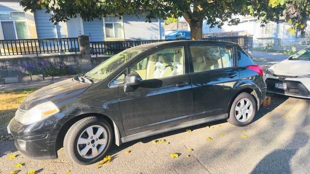 2009 Nissan Versa SL Hatchback - photo 4
