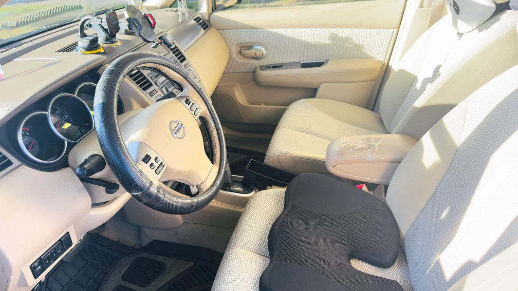 2009 Nissan Versa SL Hatchback - photo 5