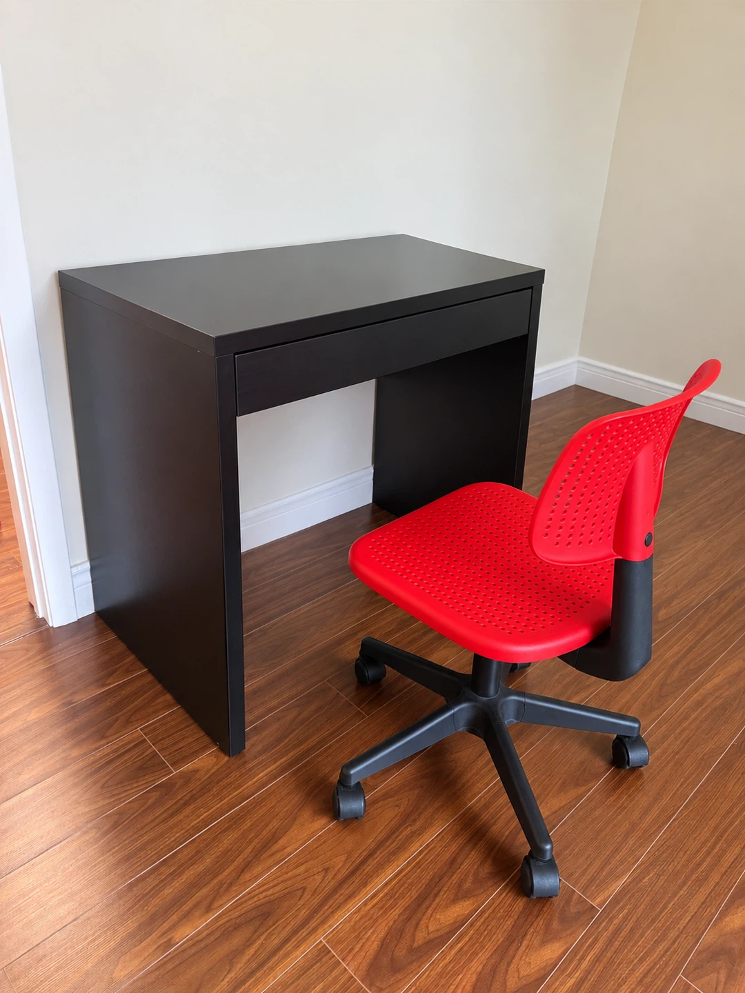 IKEA Alrik Swivel Chair & MICKE Desk Set