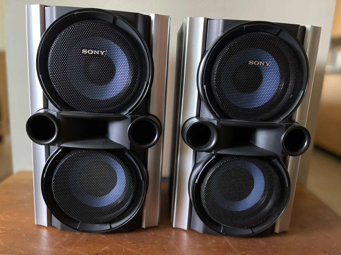 Pair of Sony bookshelf speakers