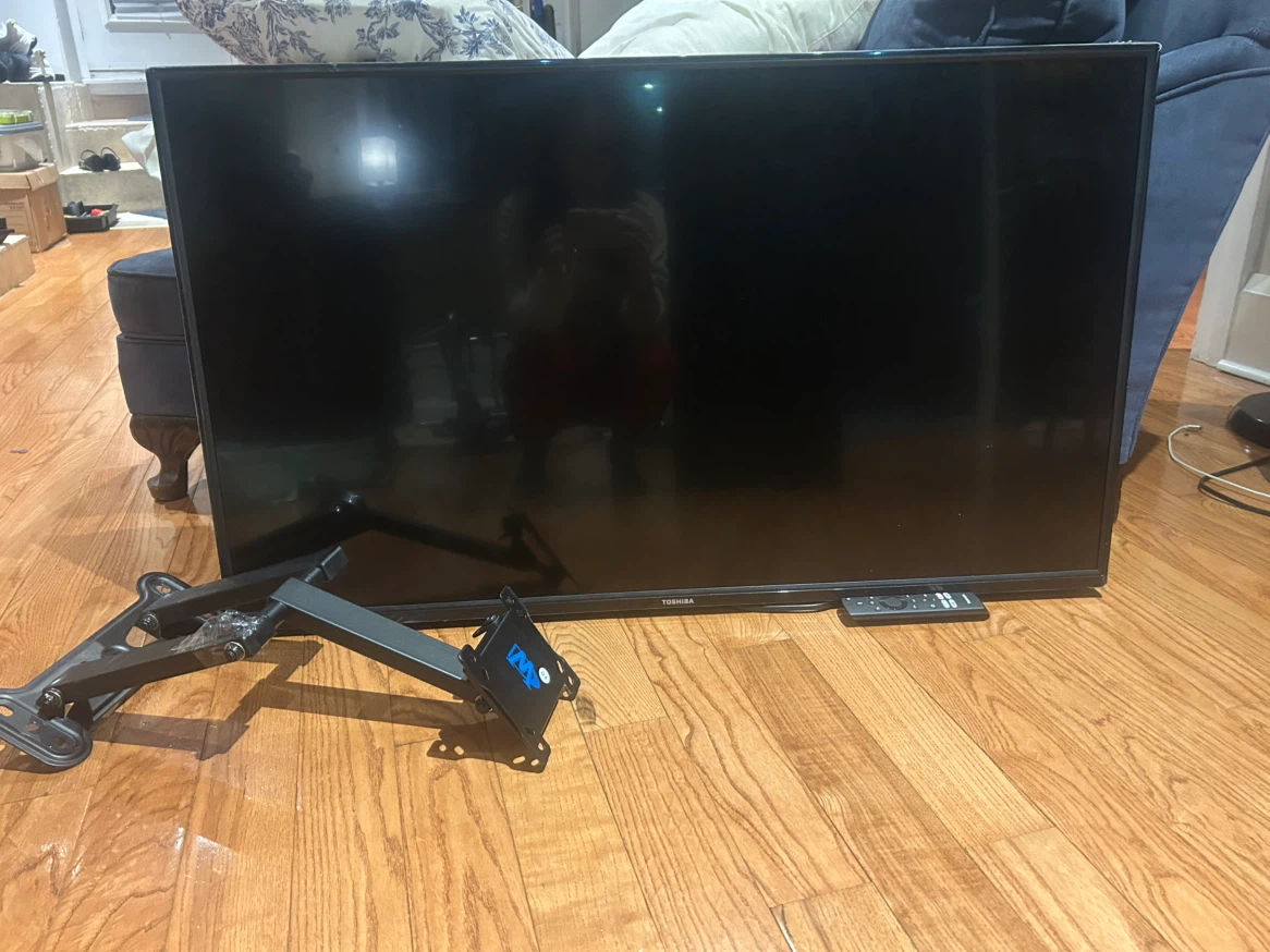 Toshiba 43-inch LCD TV with Wall Mount - photo 2
