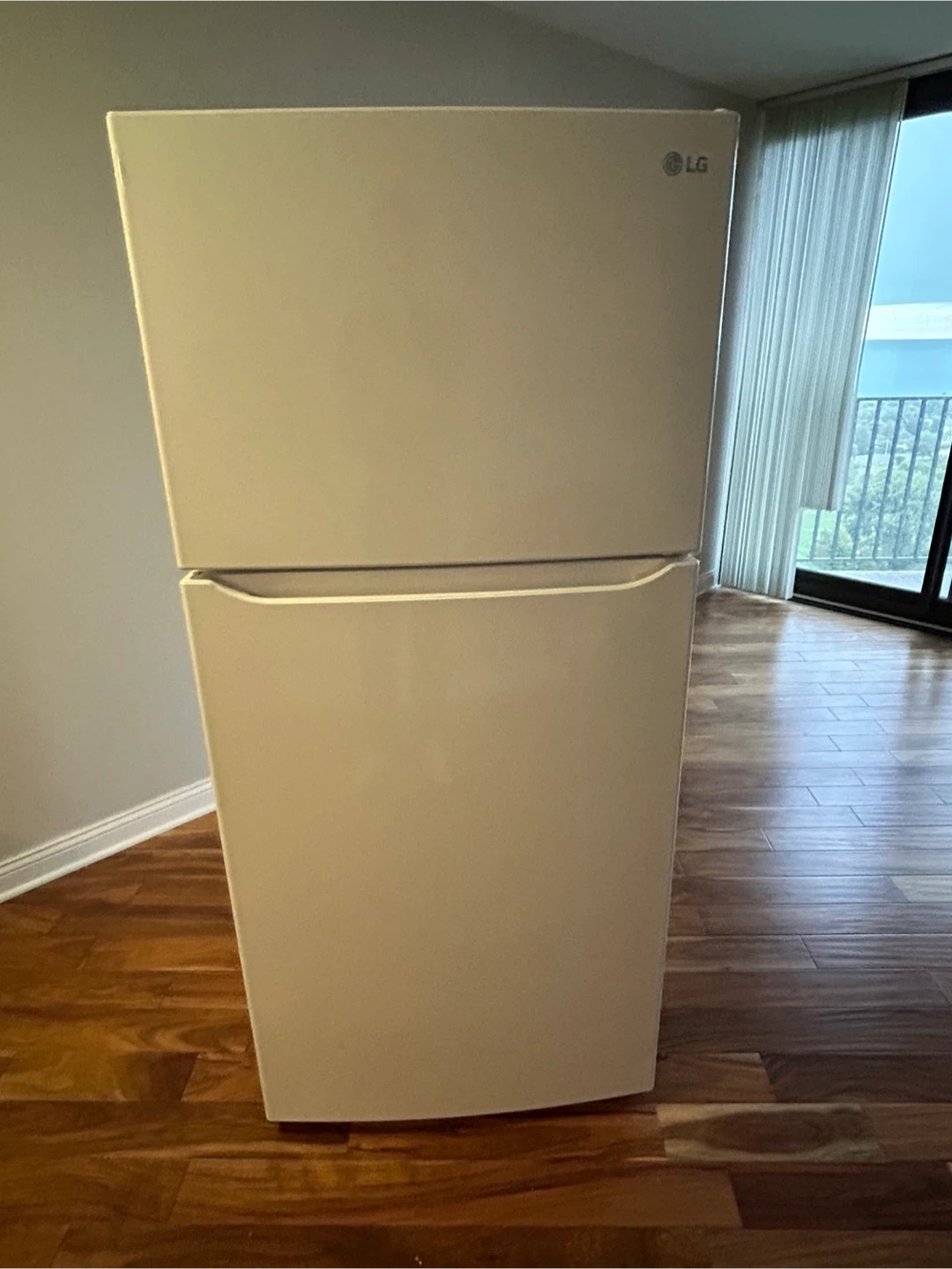 LG Refrigerator, GE Spectra Electric Range/Stove and Microwave
