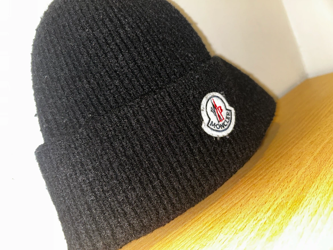 Moncler black ribbed knit beanie - photo 4
