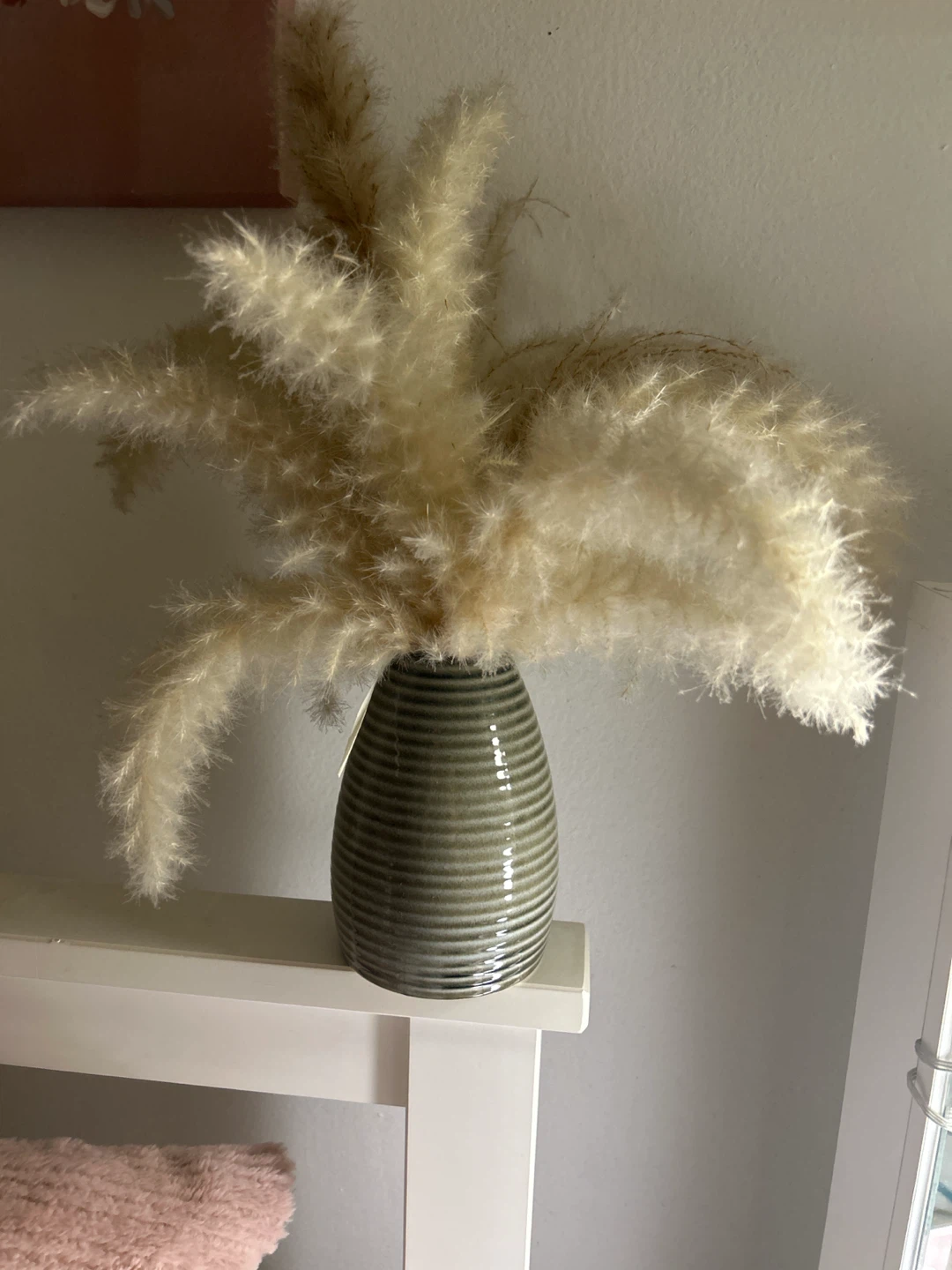 Green Ribbed Ceramic Vase with Dried Grass 🏈