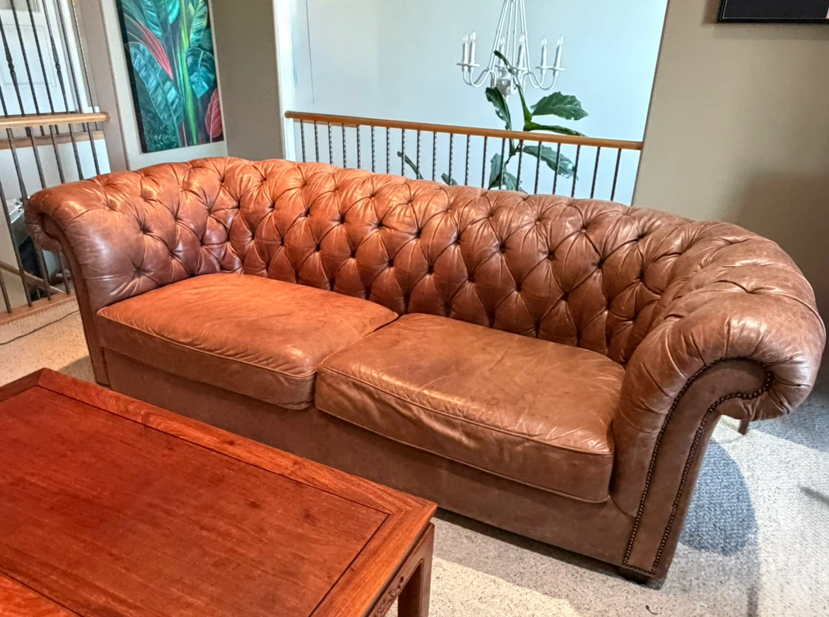 Beautiful Brown Tufted Leather Chesterfield Sofa couch