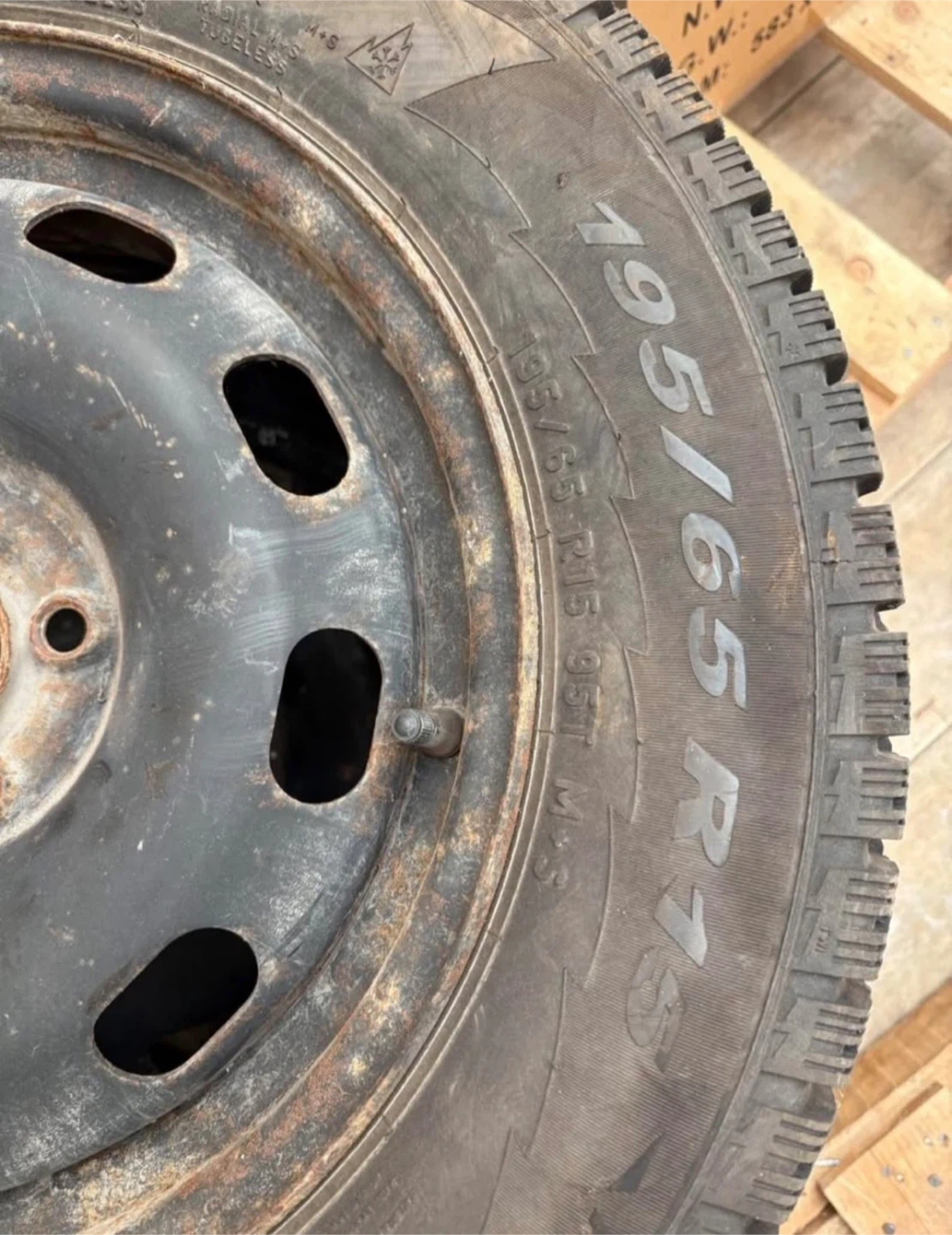 Pirelli 195/65 R15 Winter Tire with Steel Rim - photo 2