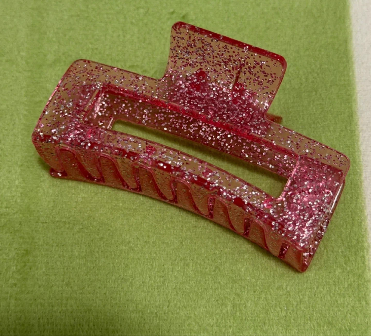 Pink glitter hair clip🏈