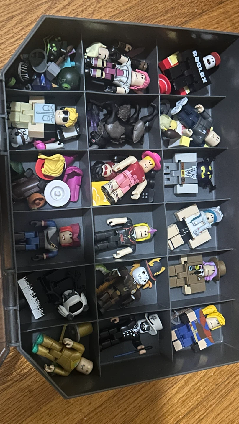 Roblox Figures with Carrying Case (no codes included)