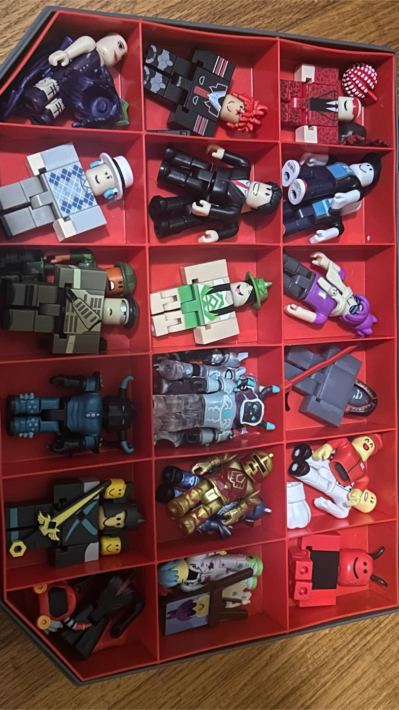 Roblox Figures with Carrying Case (no codes included) - photo 2