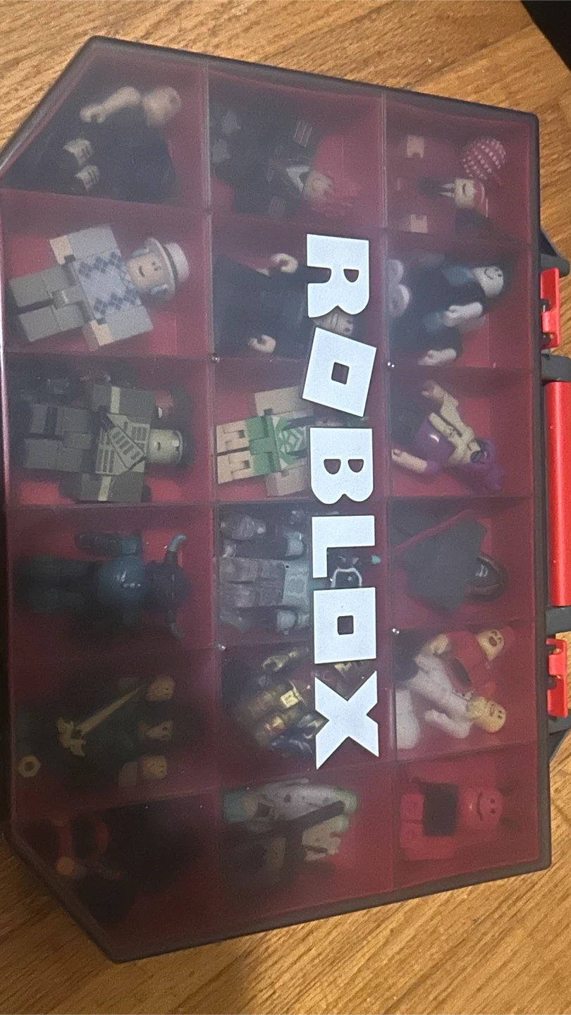 Roblox Figures with Carrying Case (no codes included) - photo 3