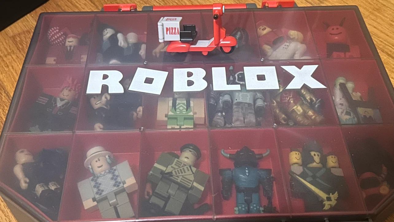 Roblox Figures with Carrying Case (no codes included) - photo 4