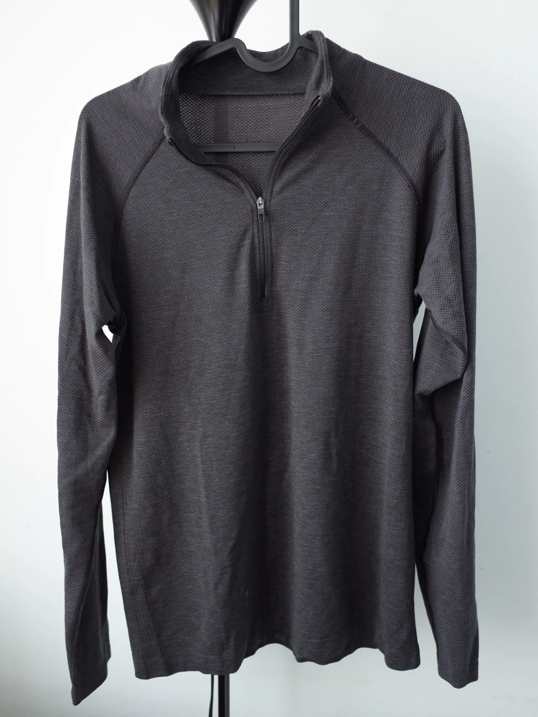 Lululemon Metal Vent Half Zip (S) 128$