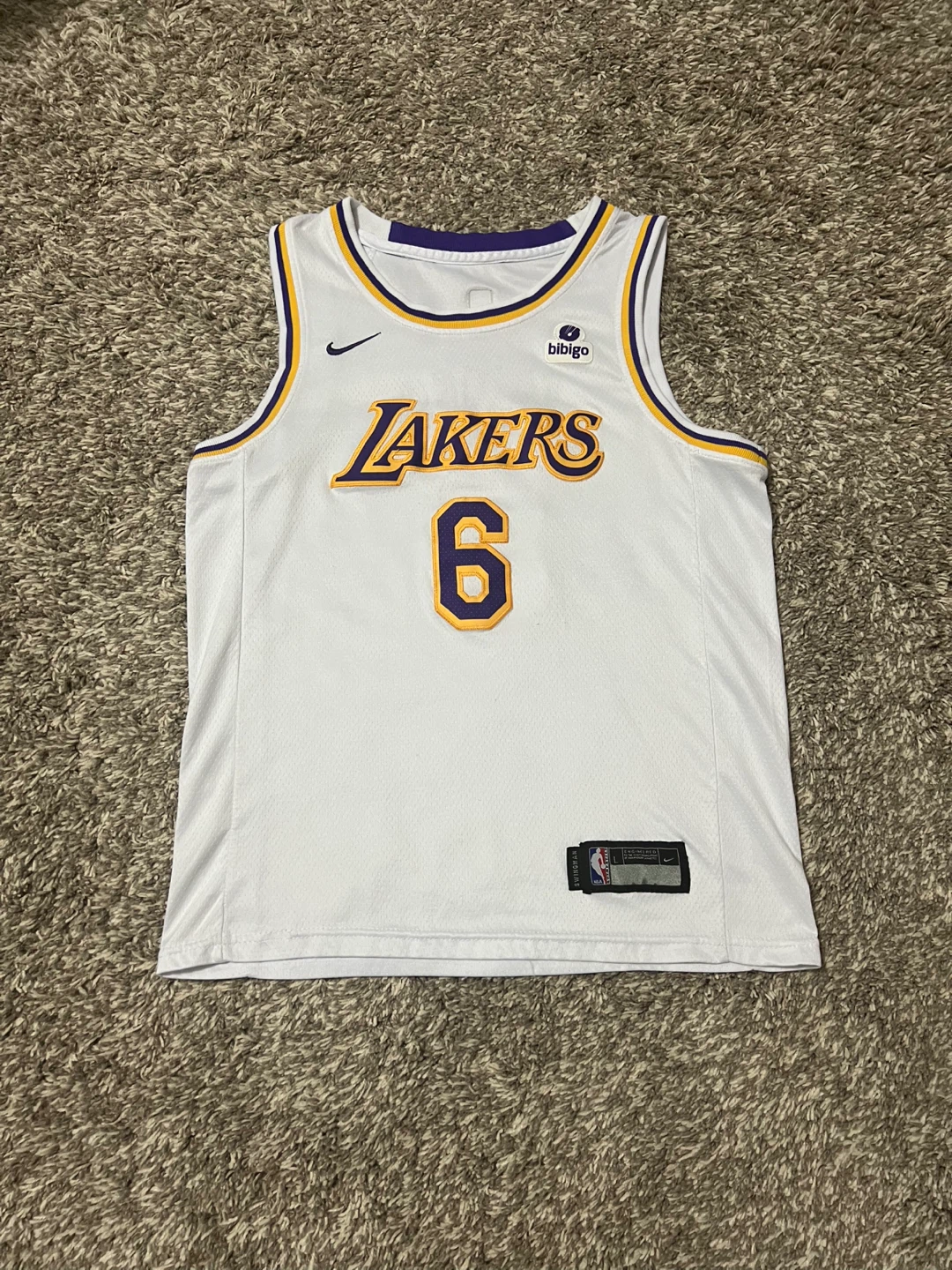 Nike Los Angeles Lakers LeBron James Jersey