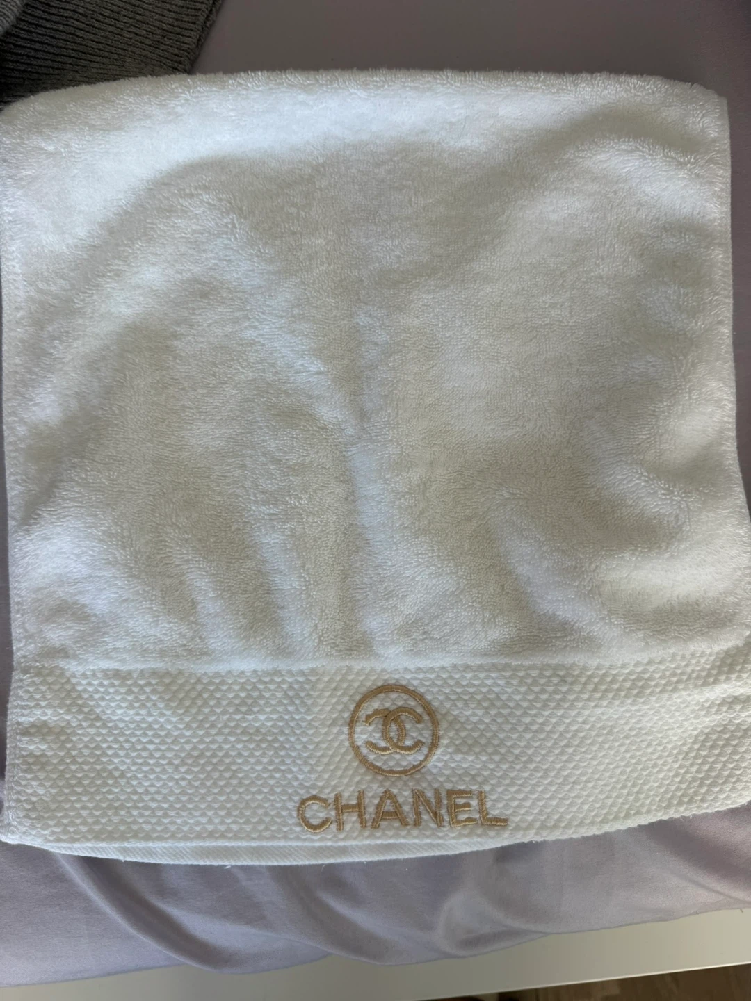 New Chanel Authentic White Towel - photo 2