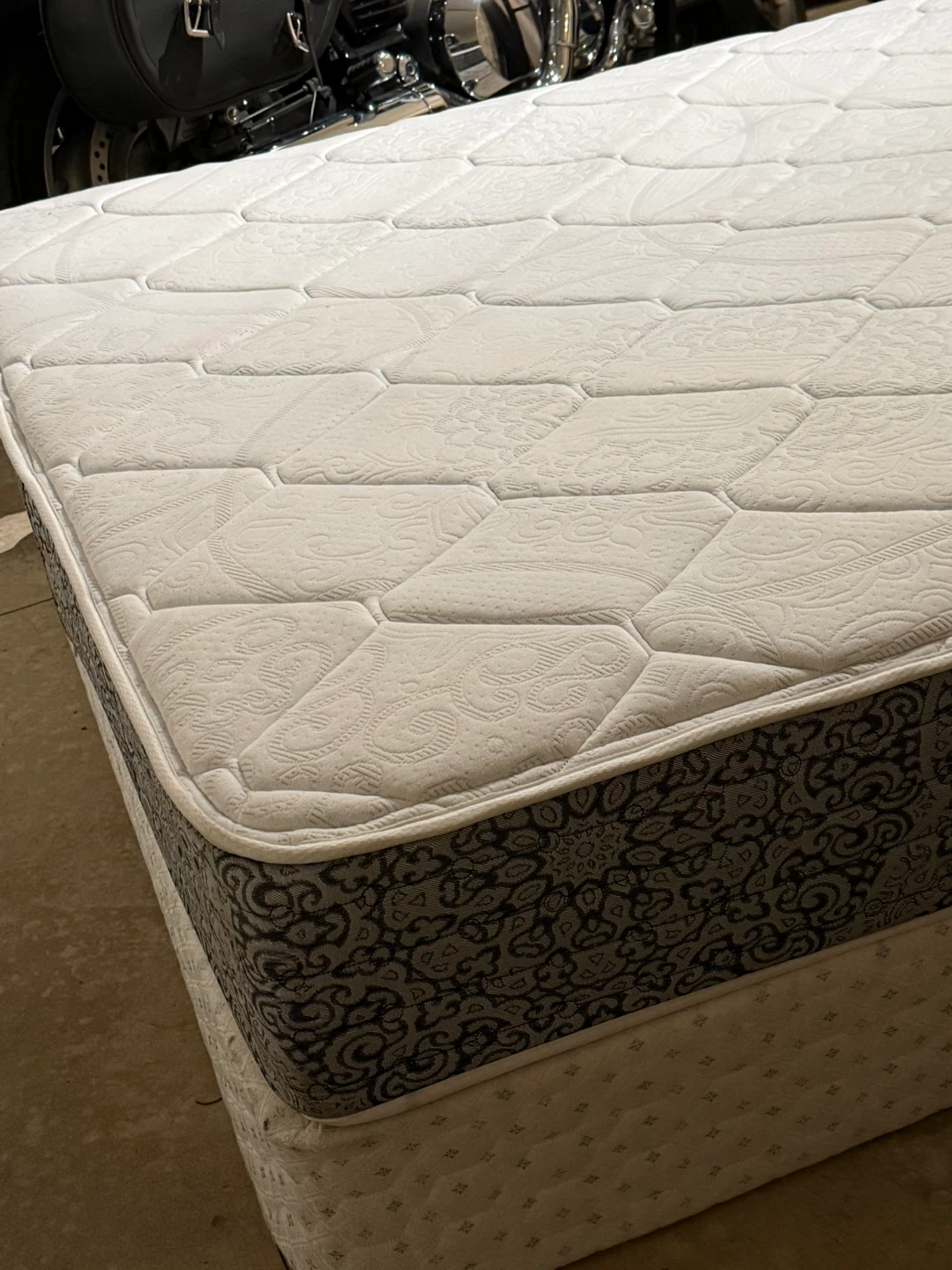 Kingsdown Queen mattress & box . Delivery $$ - photo 2
