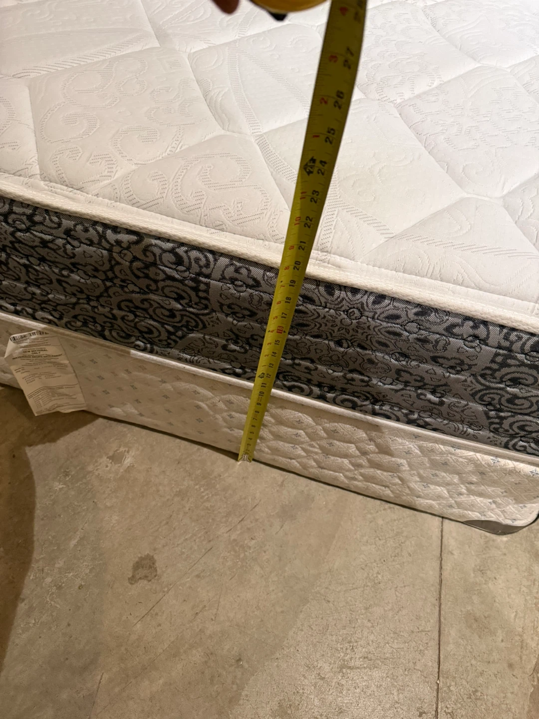 Kingsdown Queen mattress & box . Delivery $$ - photo 3