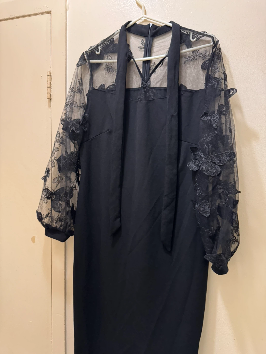 Black dress with butterfly lace sleeves 🏈