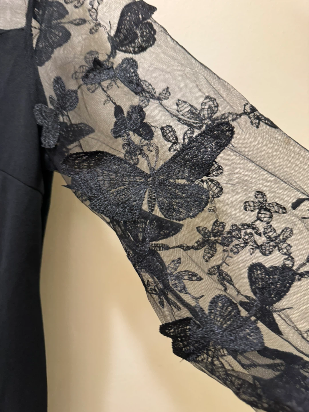 Black dress with butterfly lace sleeves 🏈 - photo 2