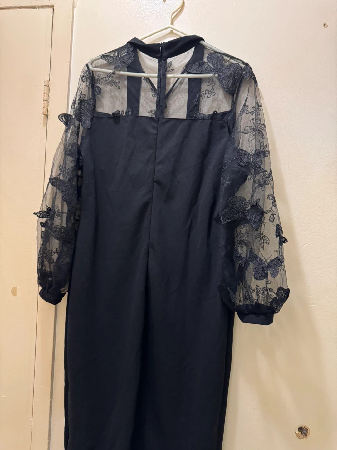 Black dress with butterfly lace sleeves 🏈 - photo 4