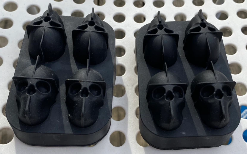 2 skull ice cube trays 🏈