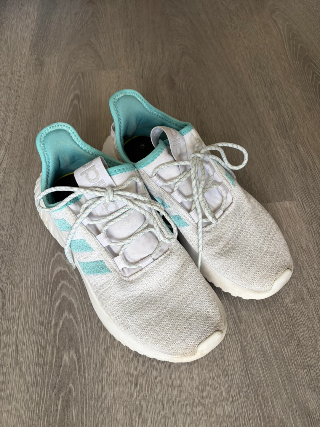 Adidas Sneakers 🏈