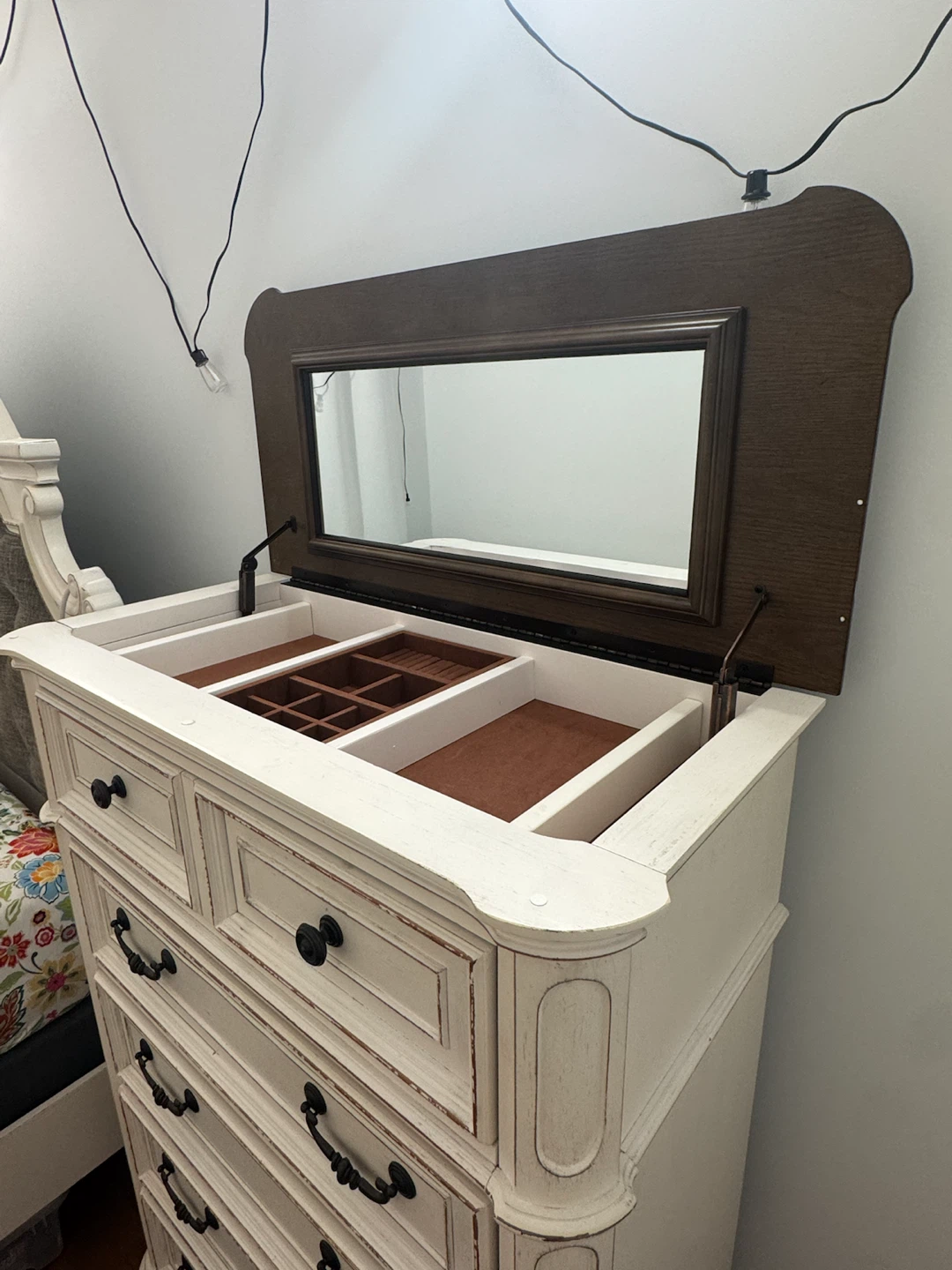 Bob's Scarlett 3-Piece Bedroom Set – Must Go by Thursday Night! - photo 4