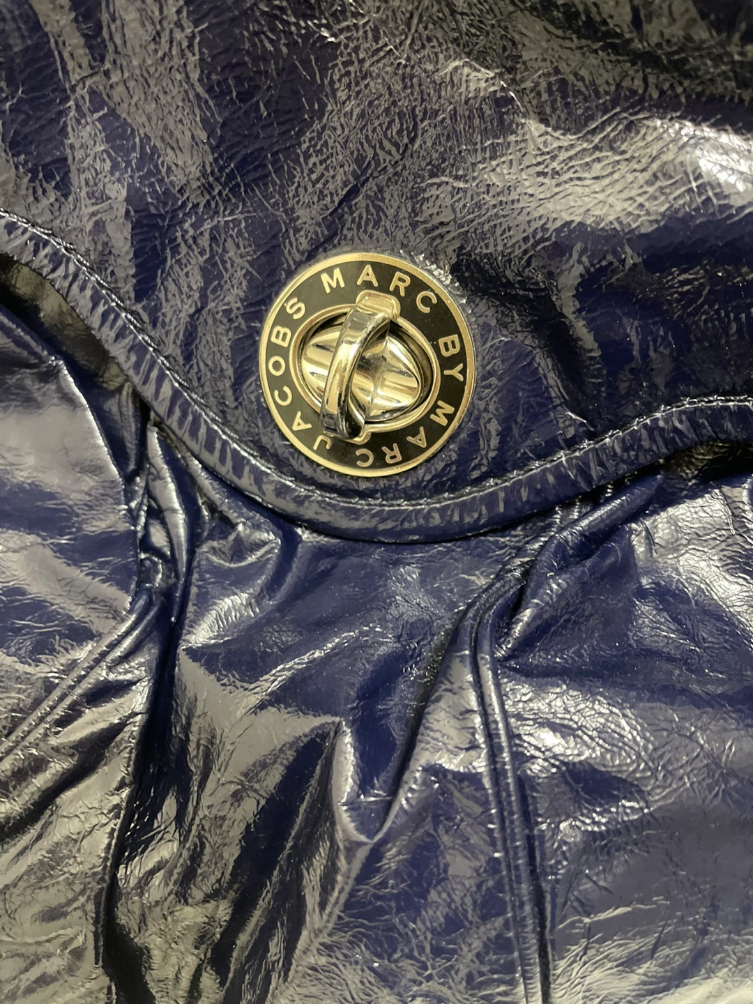 Marc by Marc Jacobs Navy Blue Patent Handbag - photo 4