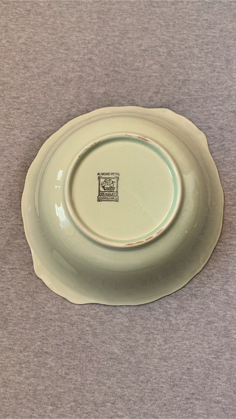 Grindley Almond Petal Serving Bowl 🏈 - photo 2