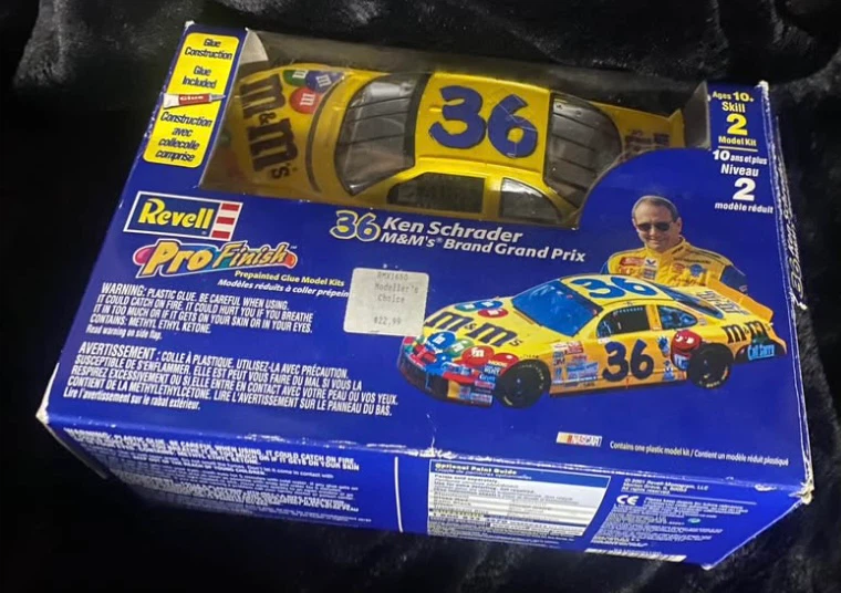 🏈2001 Revell NASCAR Model Kit - Ken Schrader #36 M&M's Pontiac