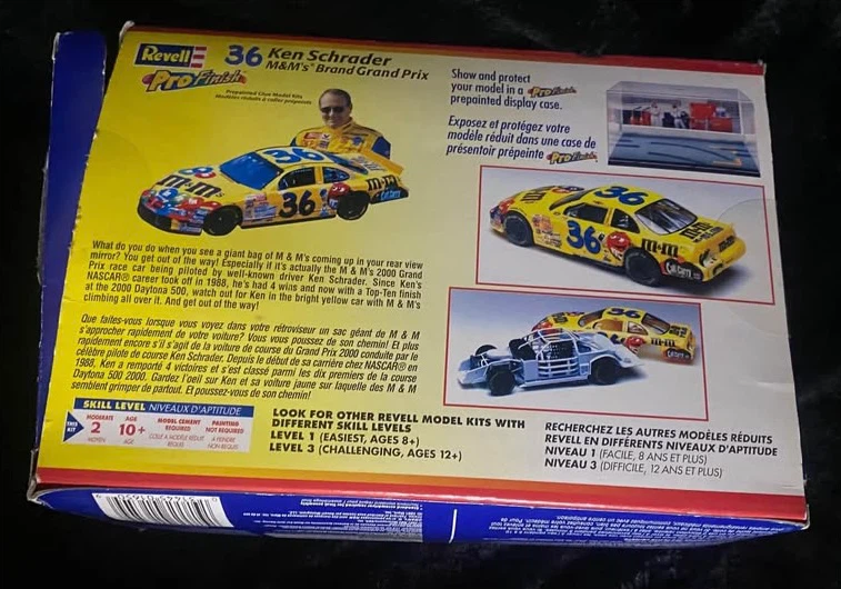 🏈2001 Revell NASCAR Model Kit - Ken Schrader #36 M&M's Pontiac - photo 3