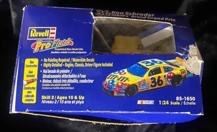 🏈2001 Revell NASCAR Model Kit - Ken Schrader #36 M&M's Pontiac - photo 5