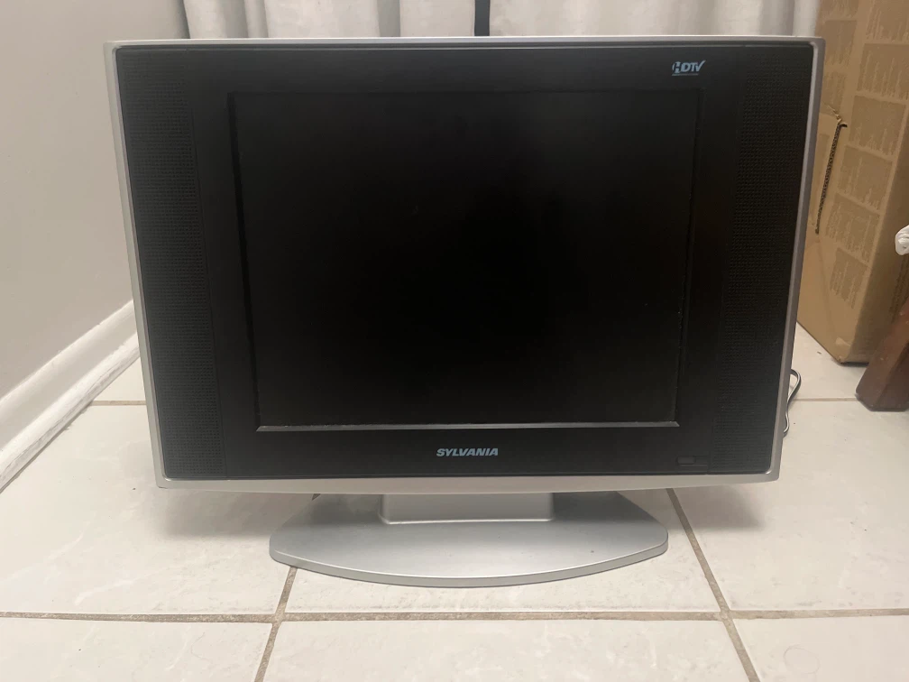 Sylvania LD155SC8 LCD TV/DVD Combination - photo 2