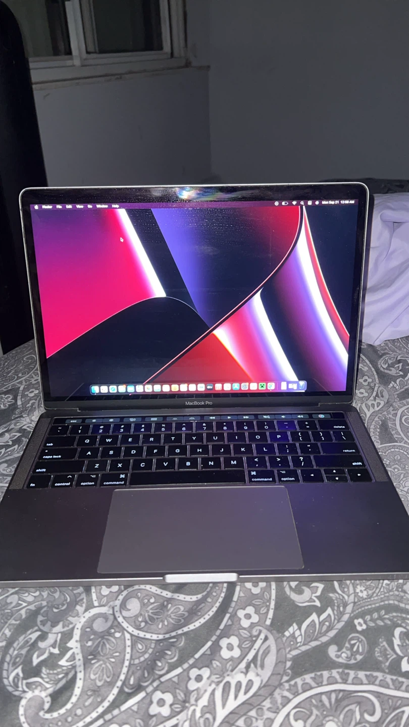 2017 MacBook Pro 13”  Touch Bar - 8GB RAM - 256GB SSD