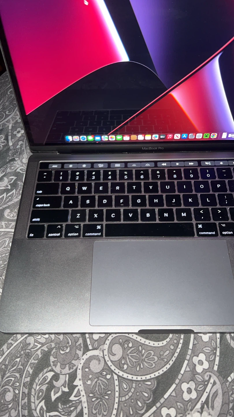 2017 MacBook Pro 13”  Touch Bar - 8GB RAM - 256GB SSD - photo 2