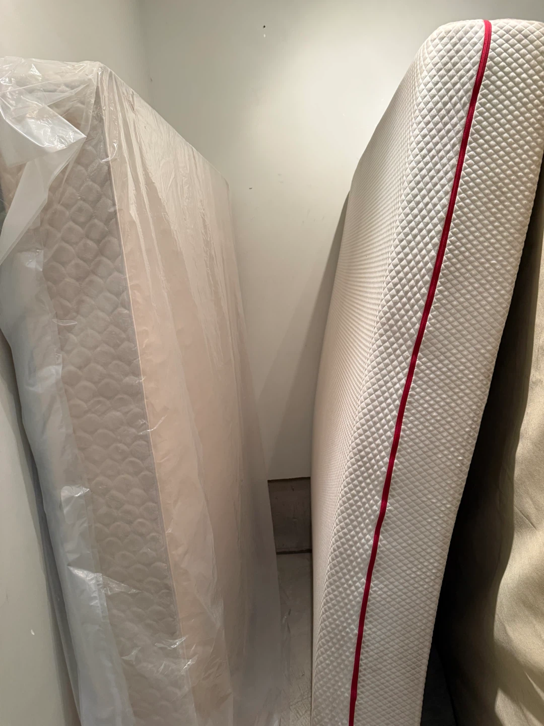 Queen mattress & box Guc . Delivery available