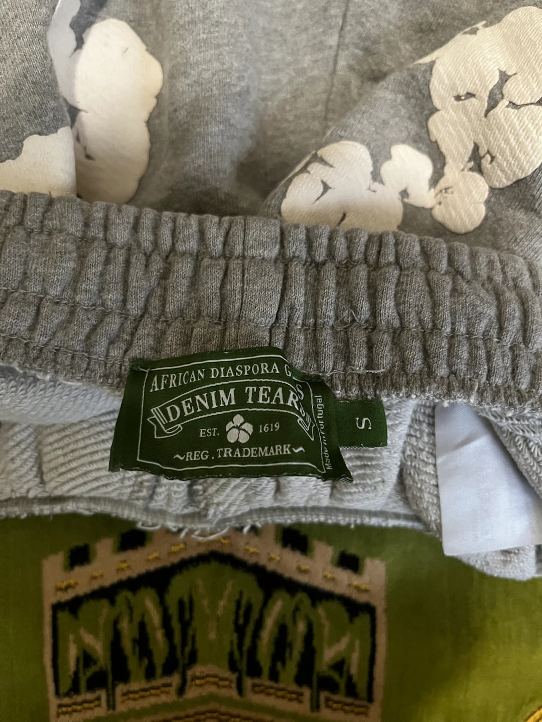 100% Authentic Denim Tears Cotton Wreath Sweat Shorts - Gray - photo 3