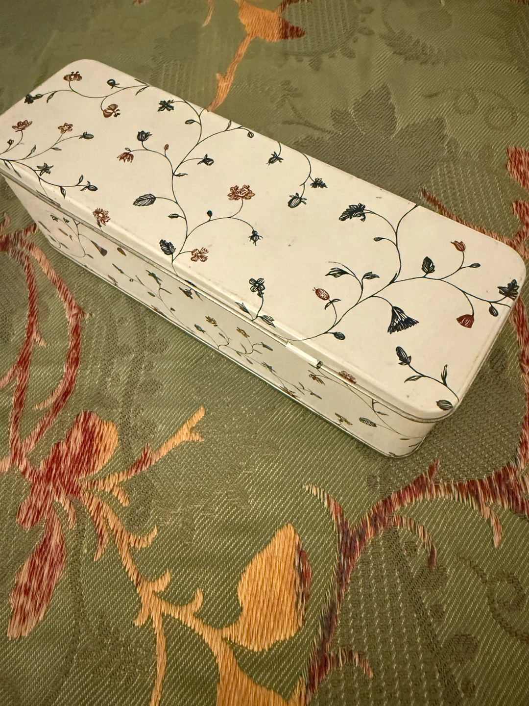 🏈Vintage Floral Metal Storage Tin