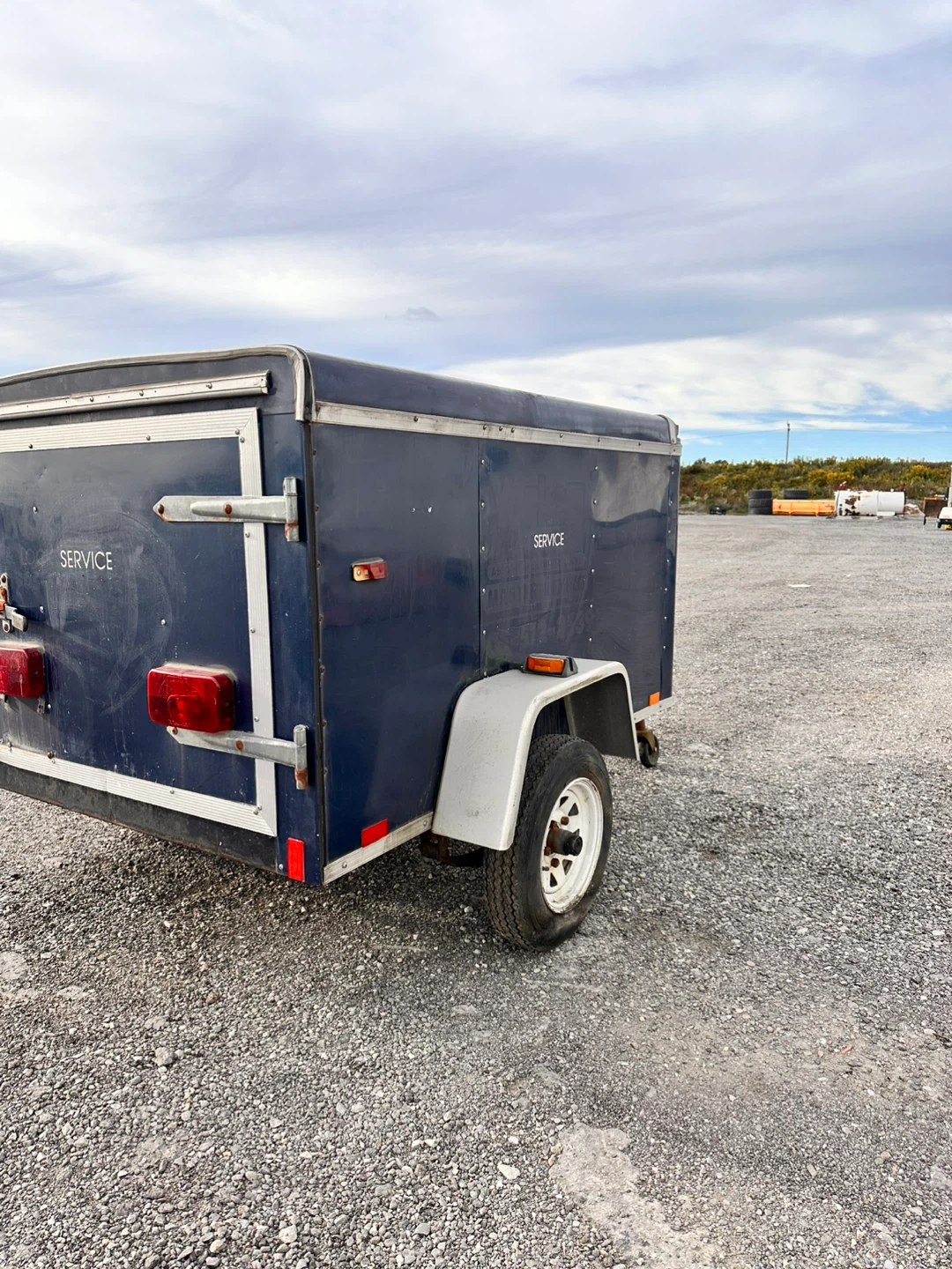 Enclosed trailer 6.4 ft L x 4.3ft W $2000 firm - photo 3