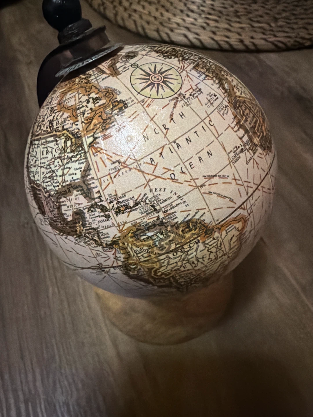 Vintage-style decorative desktop globe 🏈