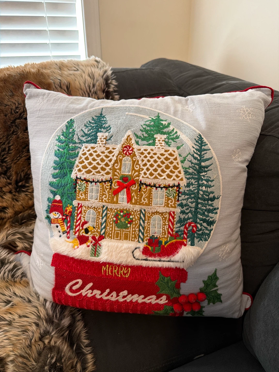 🏈 Embroidered Christmas Gingerbread House Cushion