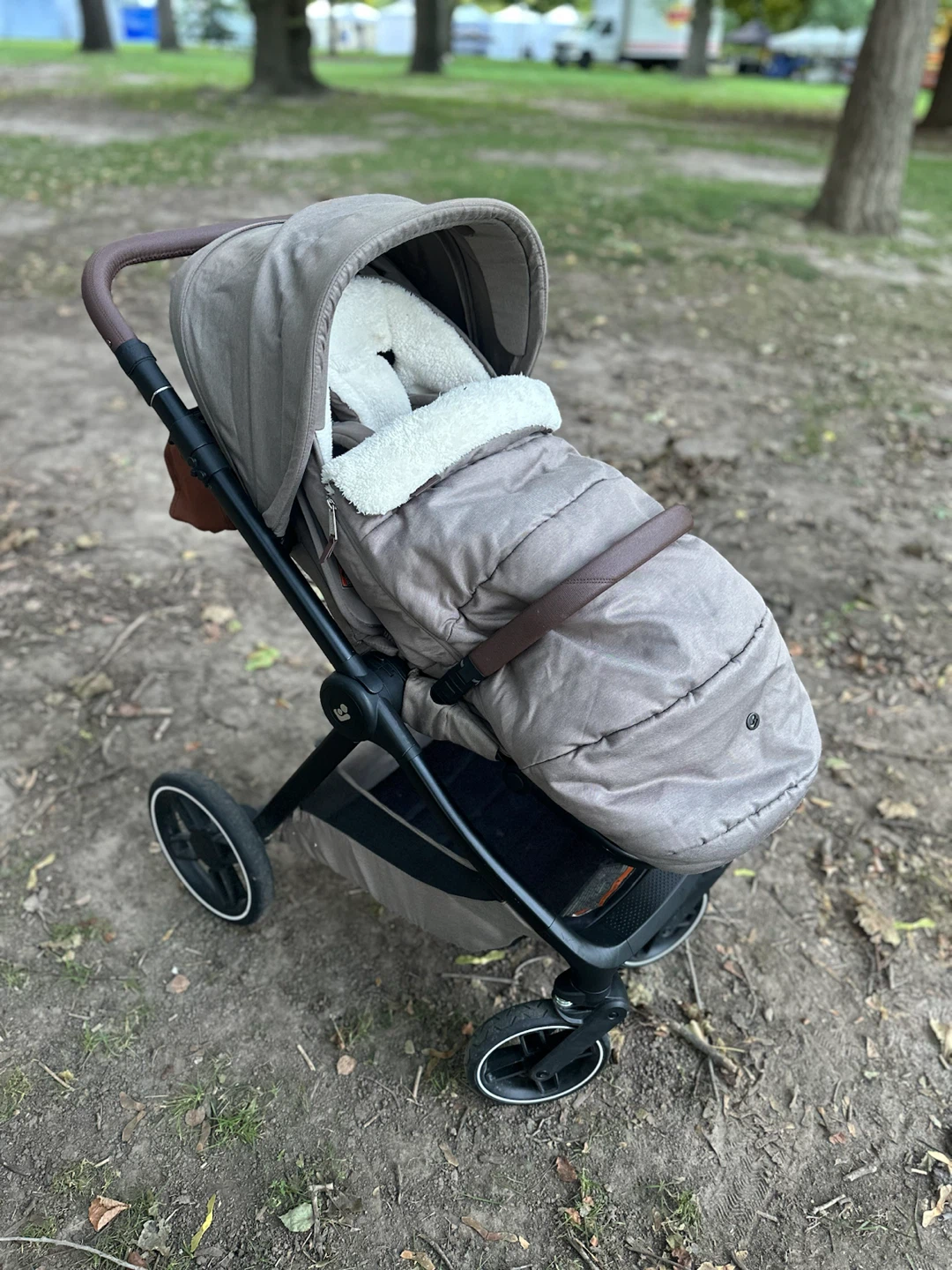 Maxi-Cosi Oxford  “Twillic Truffle” (Includes Footmuff)