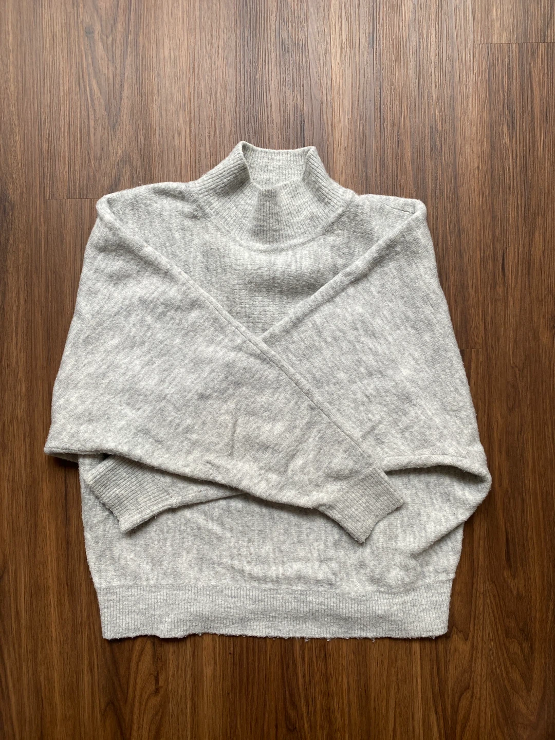 H&M Grey Mock Neck Sweater. S 🏈
