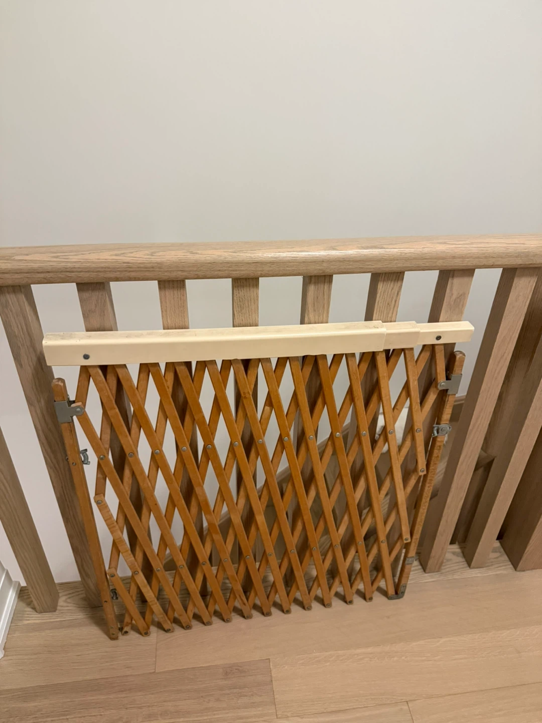 Wooden Expandable Pet Safety Gate - photo 3