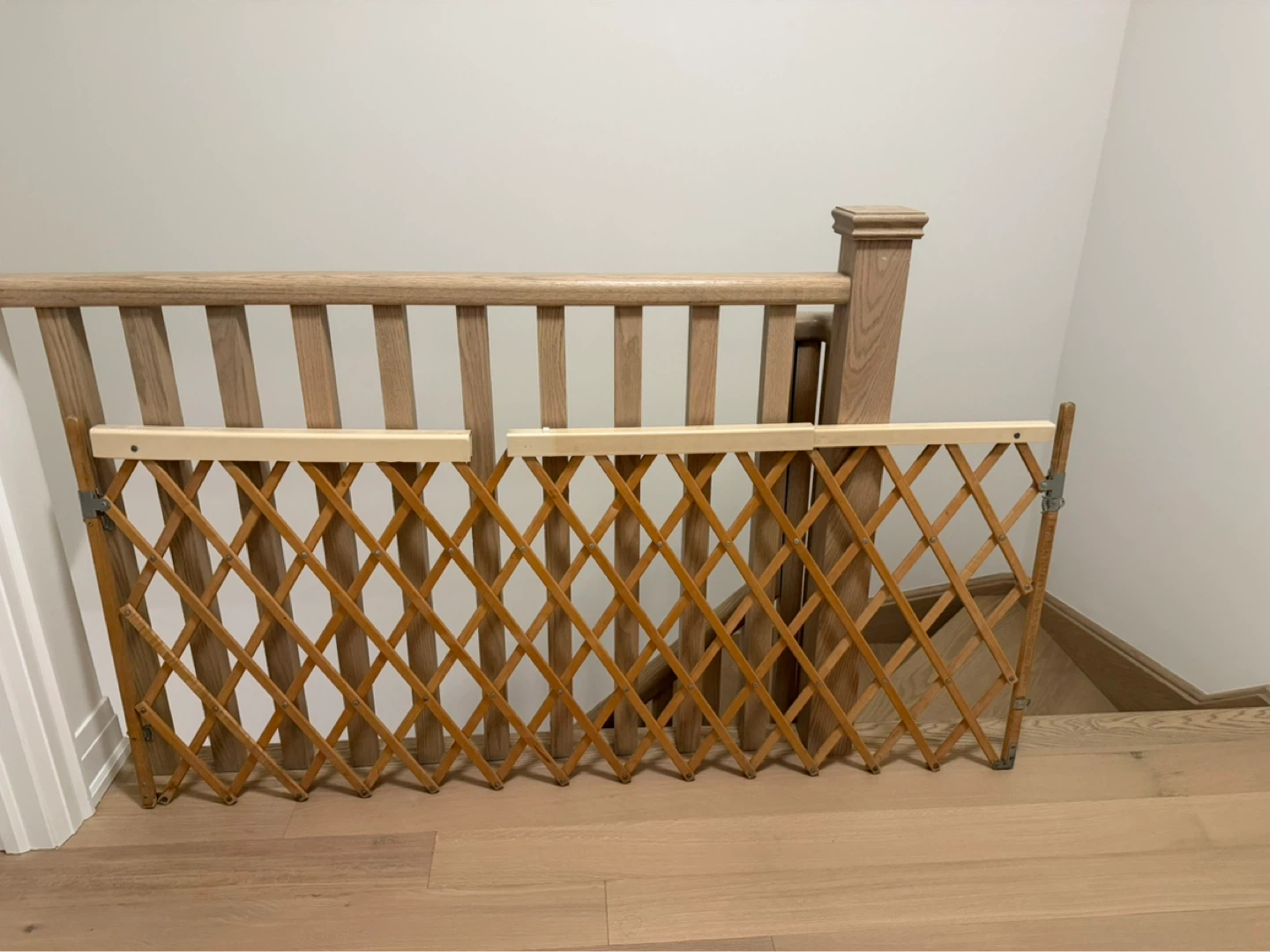Wooden Expandable Pet Safety Gate - photo 2