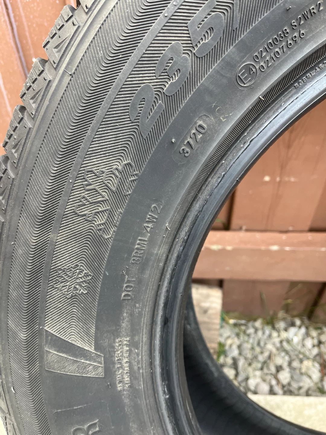 Winter tyres size 235/65/17 and make is winter king - photo 3