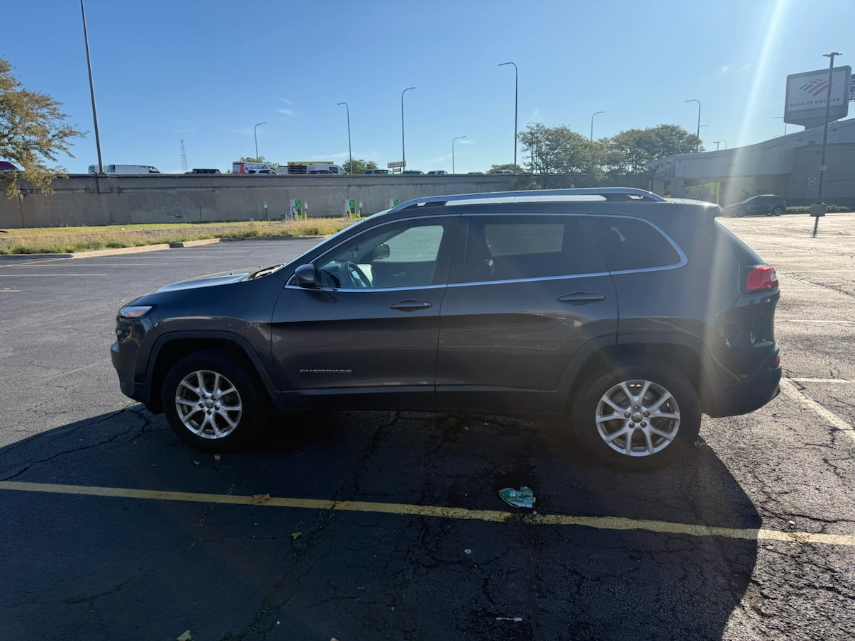 Jeep Cherokee SUV - photo 3