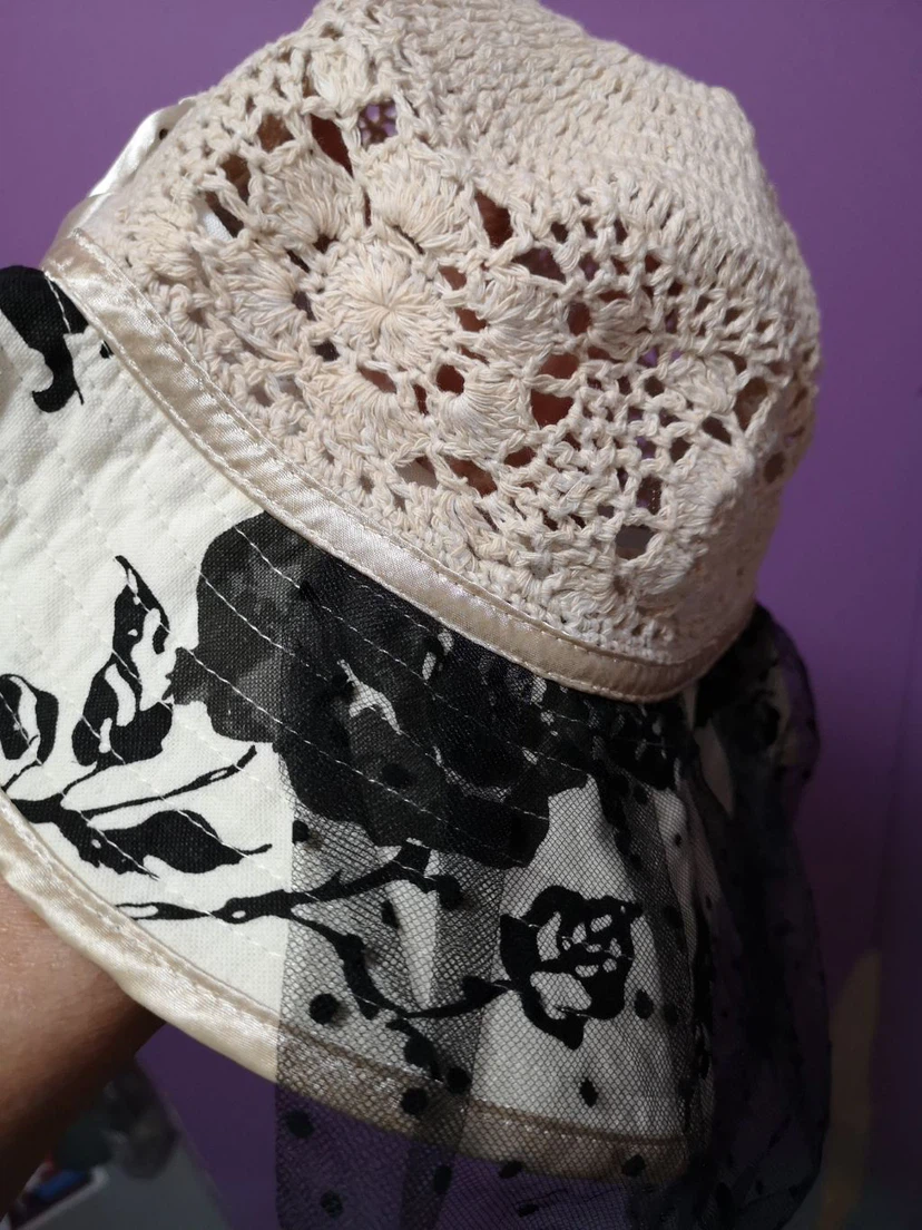 Vintage-style crochet and floral bucket hat - photo 2