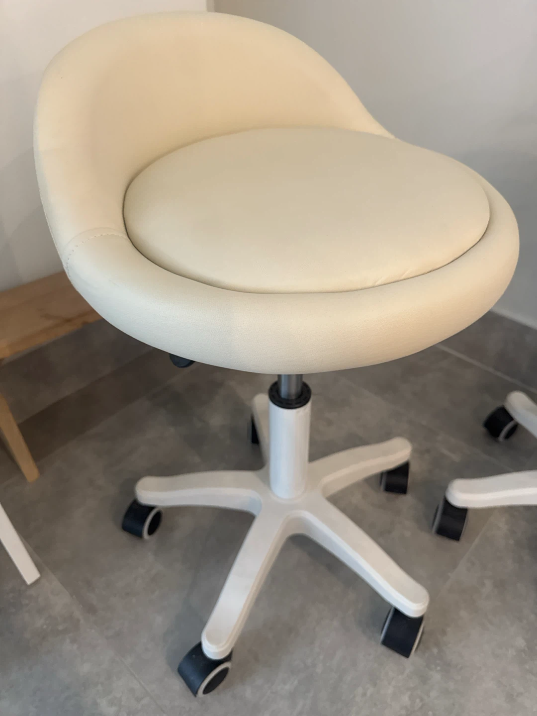 Cream rolling stool with backrest - photo 2