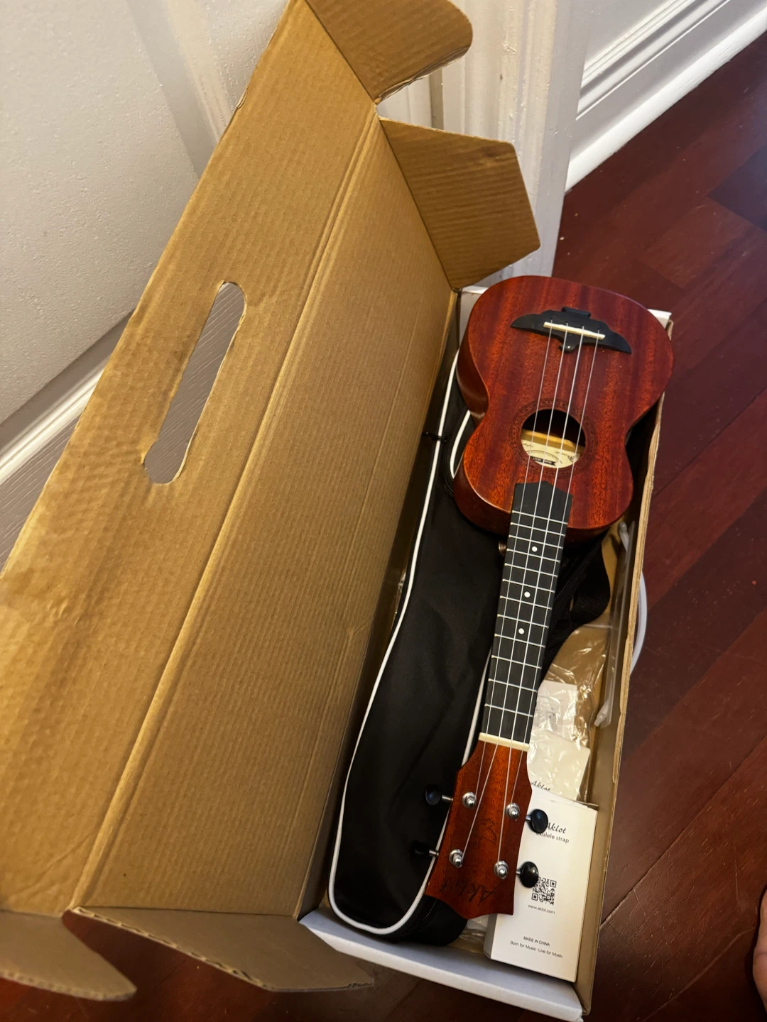 Aklot Ukulele with Case - photo 2