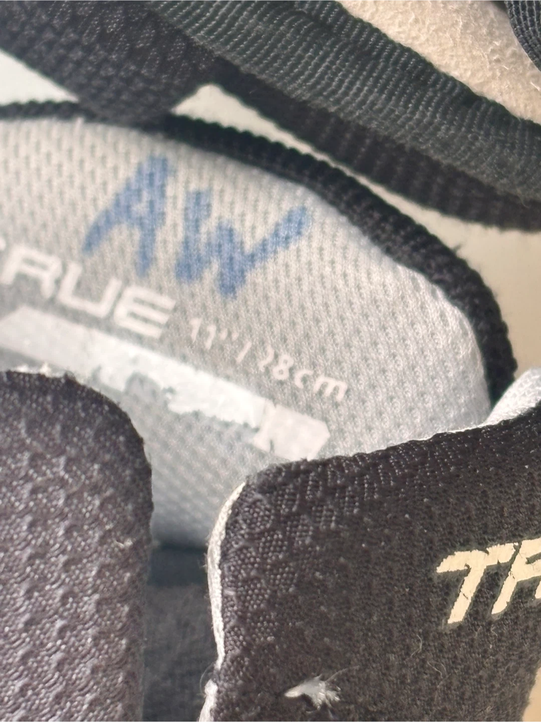 True Catalyst 7X3 Hockey Gloves 11" - photo 2